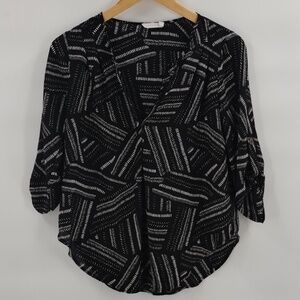 LUSH black and white.print blouse size XS v-neckline 3/4 sleeve flowy top